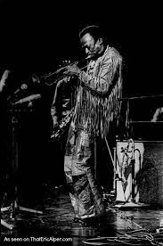 Miles Davis Fotografia De Sonrisas Musica Del Mundo Trompetista