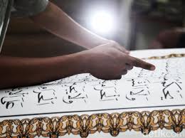 Ayat al quran tentang kasih sayang dalam al quran sendiri juga sudah menjelaskan tentang perlunya kasih sayang diantara ibu bapa pada anaknya. Seperti Apa Isi Surat Luqman Ayat 14 Ini Arab Latin Arti Dan Kandungannya