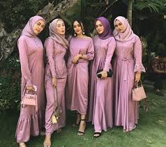 Bukanlah suatu hal yang baru bila melihat seseorang meninggalkan pakaian ketat atau seksinya kemudian beralih penampilan. 75 Model Baju Kebaya Modern Untuk Pesta Terbaru 2020 Wikipie Co Id Kebaya Muslim Gaya Abaya Pakaian Pesta