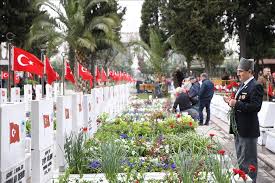 Çanakkale şehitleri ile ilgili klipmehmet akif alakurt fan sitesiwww.simurganka.com Canakkale Sehitleri Aniliyor Anadolu Ajansi