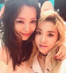 박산다라), connue sous le mononyme dara, née le 12 novembre 1984 à née en corée du sud, à l'âge de 10 ans sandara et sa famille déménagent à muntinlupa aux. Nb Honey Lee And Dara Surprise Everyone With Their One Year Age Gap Netizen Nation Onehallyu