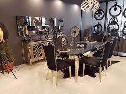 Mobilyada çoğunlukla kullanılan kahverengi, beyaz masalar, genelde 4, 6 veya 8 kişilik tasarlanmakla birlikte bazı salon ve yemek odası masalarında fazladan 2 kişilik daha alan kazandırabilen bölmeler. Yemek Odasi Takimlari Asil Mobilya Yemek Odasi Modelleri Fiyatlari Asil Mobilya Modern Klasik Mobilya Koltuk Uretimi