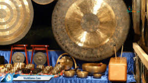 Adapun terkait budaya seni musik, jenis alat musik tradisional yang diperkirakan asli berasal dari budaya jawa timur adalah bonang. Instrumen Visit Klaten