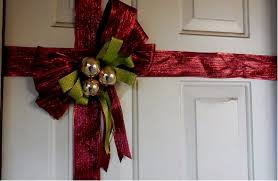 Como Hacer Un Mono Navideno Para Puerta Decoracion Puertas Navidad Decoracion De Puertas Navidenas Decoracion Ventanas Navidad