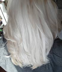 Le Blond Presque Blanc Mes Conseils Pour Une Decoloration A La Maison Decoloration Cheveux Maison Decoloration Blond Maquillage Pas Cher
