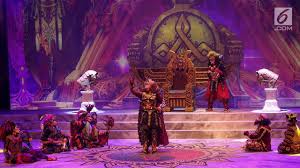 Sekedar untuk menyegarkan kembali, kritik dapat diartikan dengan ulasan, tulisan, tanggapan, penilaian, penghargaan, terhadap objek yang dikritik, yakni. Goro Goro Mahabarata 2 Kritik Menggelitik Teater Koma Lewat Kisah Padi Lifestyle Liputan6 Com