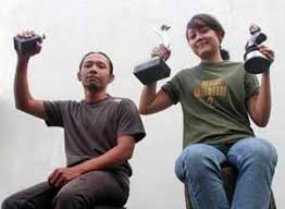 Ini membuktikan bahwa animo masyarakat cukup tinggi dalam memelihara burung kicau. Nama Nama Hoki Untuk Burung Love Bird Mantap