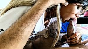 mi novia me lo chupa y empieza a pedir leche y no me resisto a correrme  dentro de su boca