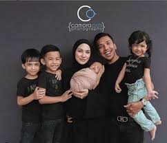 Fad bocey is an actor, known for kawan aku mati dalam rumah sewa (2014) and salah susuk raya (2015). Menangis Nak Pegang Mommy Anak Selamat Jalani Pembedahan Syaheera Fad Luah Rasa Syukur Pa Ma