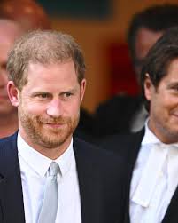 Prins Harry schikt na zes jaar rechtszaak tegen uitgever van The Sun:  hertog van Sussex krijgt 'substantiële schadevergoeding'