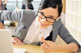 笑顔のかわいい若いビジネス女性のポートレート、クローズ アップ。ラップトップを使用して、usb を挿入する彼女の職場で座っています。の写真素材・画像素材  Image 27107478