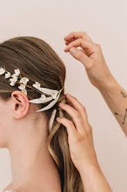 Les longs cheveux brun foncé de cette jeune femme ont été relevés et attachés pour former. Coiffure De Mariee Une Queue De Cheval Revisitee La Mariee Aux Pieds Nus