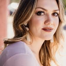 Mary Hollis's Instagram, Twitter & Facebook