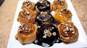 طريقه عمل السينابون الهش بصوص الشيكولاته والتوفي cinnabonمن مطبخ الشيف شكري food desserts breakfast