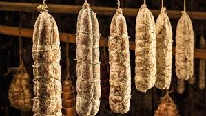 La grande discrimante per questo insaccato è il tipo di pasta, che può essere fine o grossa, e di stagionatura. L Italia Su Un Tagliere Viaggio Nei Dialetti Culinari Dei Salumi Regionali La Repubblica