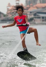 Yoong, oğlunun alt kategorilerde başarılı olacağına inanan babasına danıştı. 2012 Malaysian Waterski Wakeboard Federation