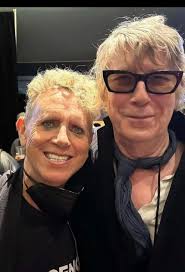 Martin L Gore ➡️ Siempre he sido fanático de sus canciones. Richard Butler  es realmente excelente para generar ideas, especialmente en momentos en que  no me sentía particularmente creativo porque no tenía