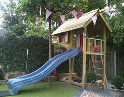 maak je eigen houten speelhuisje houten speelhuisje tuin gebouwen speelhuisjes