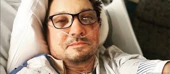 Jeremy Renner sale del hospital luego de brutal accidente