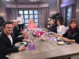 A partir de las 21.30, viale, que reemplaza a su abuela, mirtha legrand, desde que se declaró la pandemia de coronavirus, sentará a su mesa por la pantalla de eltrece a distintas personalidades. O Xrhsths Mirtha Legrand Sto Twitter Mesaza Con Unos Invitados De Lujo