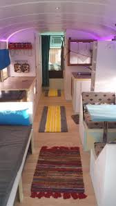 Un Pere Et Son Fils Transforment Un Bus Scolaire En Veritable Maison Mobile Et Autonome Maison Bus Scolaire Bus Scolaire Autobus Transforme
