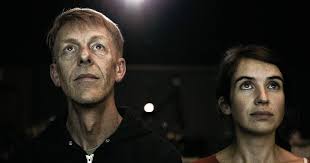 Conheça o mundo secreto do Foley. Sons e concentração contribuem para uma… 