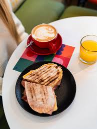 día de café con leche y tostado de jamón y queso