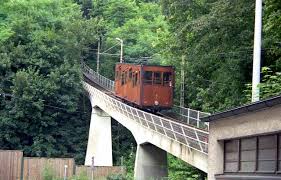 Innerstädtische seilbahnen können das öffentliche verkehrssystem entlasten und verstärken. Die Stuttgarter Standseilbahn Deutschland Mal Anders