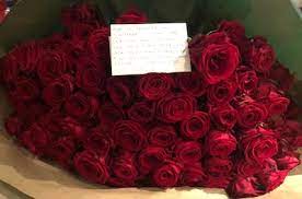 Le rose rosse da sempre simboleggiano l'amore e la passione: Per Alessia Mancini 89 Rose Rosse Al Suo Rientro Dall Isola Del Famosi