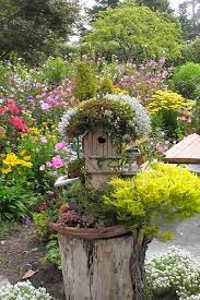 Nous allons étudier les astuces pour décorer votre jardin. Decorer Un Tronc Avec Des Fleurs Voici 15 Idees Creatives