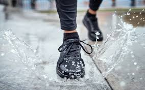 Como secar adequadamente sapatos e tênis molhados após um dia chuvoso |  Revista Cidade