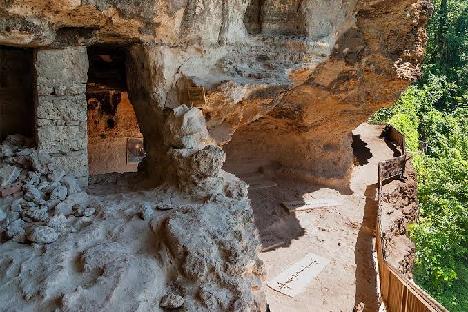 Pe jos la mănăstirea rupestră Aladzha | 1001 călătorii