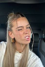 Eliana Walker's Instagram, Twitter & Facebook