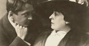 Párisba tegnap beszökött az Ősz. Szent Mihály útján suhant nesztelen,  Kánikulában, halk lombok alatt S találkozott velem. Ballagtam éppen a  Szajna felé S égtek lelkemben kis rőzse-dalok: Füstösek, furcsák, búsak,  bíborak, Arról,