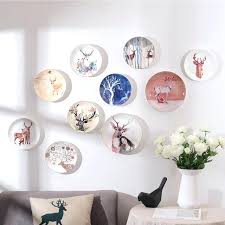 Coba deh cara berikut ini agar desain rumah inilah beberapa contoh desain hiasan dinding yang unik, keren dan nyentrik dari lampu led yang bisa kita tiru untuk kreasi interior rumah kesayangan. Furniterus 5 Tips Mempercantik Dinding Dengan Dekorasi Piring Hias