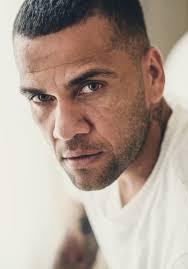 Dani alves est également un des joueurs les plus puissants de l'équipe, un arrière droit très dynamique, et est capable de parcourir de très longues distances lors des matches 4. Savagedivision Dani Alves At Paris X Ethika Photo