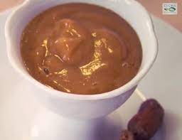 Lavare la menta e rimuoverne le foglie; Crema Di Datteri Cibocrudo