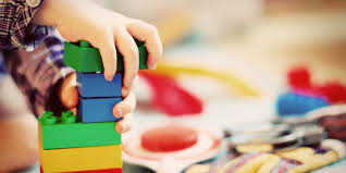 Quando entri in una casa dove c'è un per i bambini intorno ai due anni, un buon gioco da fare è anche quello di travasare legumi o farina da in tema di giocattoli questo vuol dire che, insieme con i genitori del bambino, devi accertarti che Attivita E Giochi Montessori Per Bambini 1 Anno A Costo Zero