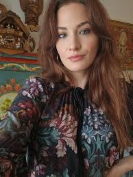 Je pourrais mettre une citation mais non, c'est juste pour montrer ma  trogne alors voilà. Merci de votre compréhension. . . . #narcisse  #narcissist #narcissism #portrait #gueule #trogne #visage #tascompris #or  #gold #