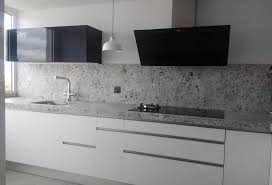 En esta cocina blanca y gris destaca la sensación de claridad y limpieza. Mas De 100 Fotos De Cocinas Blancas Y Grises 2016 Inspirate Con Estas Cocinas Modernas Blancas Y Cocinas Blancas Cocina Gris Y Blanca Cocinas Blancas Modernas