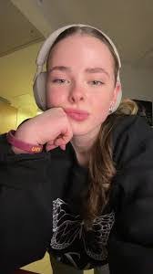 Erin Breen's Instagram, Twitter & Facebook