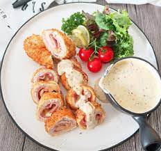 Ayam tradisional cordon bleu memanggil dada ayam tanpa kulit tanpa kulit agar ditumbuk tipis, dibungkus irisan ham dan keju, dicelupkan dalam remah roti musiman dan telur yang digali, lalu digoreng dengan minyak dan mentega. Resep Chicken Cordon Bleu Ayam Gulung Crispy Keju Ala Resto