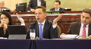 Presidente de ANDA respondió ante los diputados de la Asamblea Legislativa  que “no es recomendable tomar agua” del chorro