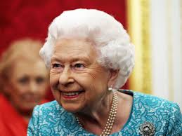 Elizabeth II est la reine des économies : les drôles de confidences de son  habilleuse historique