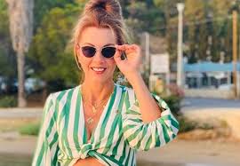 Η ματίνα νικολάου γνωστή ως βανια ετοιμαζόταν για την στήλη της με τα ερωτικά μηνύματα τυχαία είπε να μας προϊδεάσει!!! Kalo Meshmeraki Afwnos O Moytsinas Me Thn Didymh Adelfh Ths Banias Video Mononews