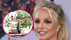 Per telefon im gericht erhebt die sängerin schwere vorwürfe gegen ihre familie und betreuer. Korpersprache Dieses Paar Workout Halt Britney Spears Fit Promiflash De