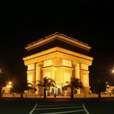 Jam buka, alamat dan arah ke simpang lima gumul gurah kediri. Foto Di Monumen Simpang Lima Gumul Kediri Jawa Timur