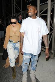 Personnage multidisciplinaire à la fois chanteur, producteur et styliste, le rappeur vient de sortir. Kim Kardashian And Kanye West S Best Matching Outfits Kim Kardashian And Kanye West S Best Matching Outfits Kim Kardashian Kanye West Style