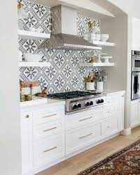 Ek olarak, merdivenler dolap üstleri, kapı ve duvarlarda da yapışkan folyo seçeneklerini kullanarak değişik bir tarz. Bold Backsplash White Shelves Home Kitchens Kitchen Design Home Decor