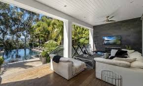 Reportage La Villa A Los Angeles De Laeticia Hallyday En Vente En 2020 Cabane Palette Comment Construire Une Cabane Amenagement Exterieur